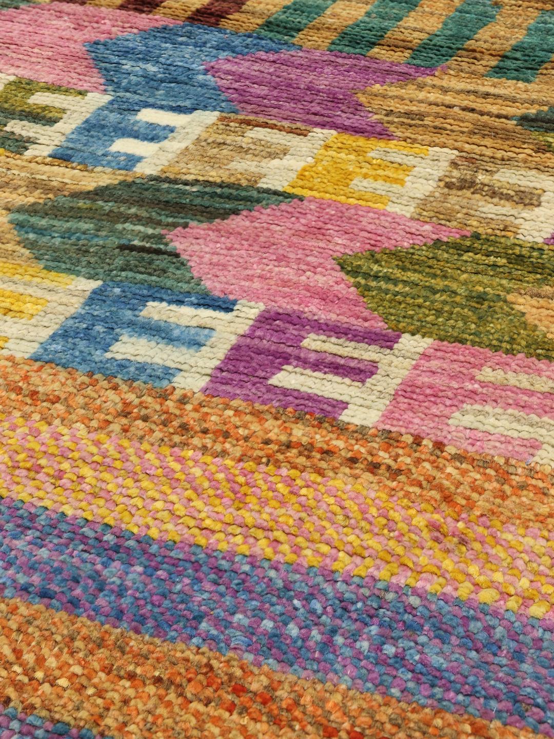 Handgeknoopt Afghaans tapijt met een levendig, meerkleurig geometrisch Berber-ontwerp.
