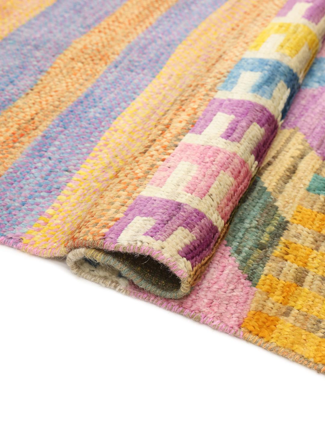 Handgeknoopt Afghaans tapijt met een levendig, meerkleurig geometrisch Berber-ontwerp.