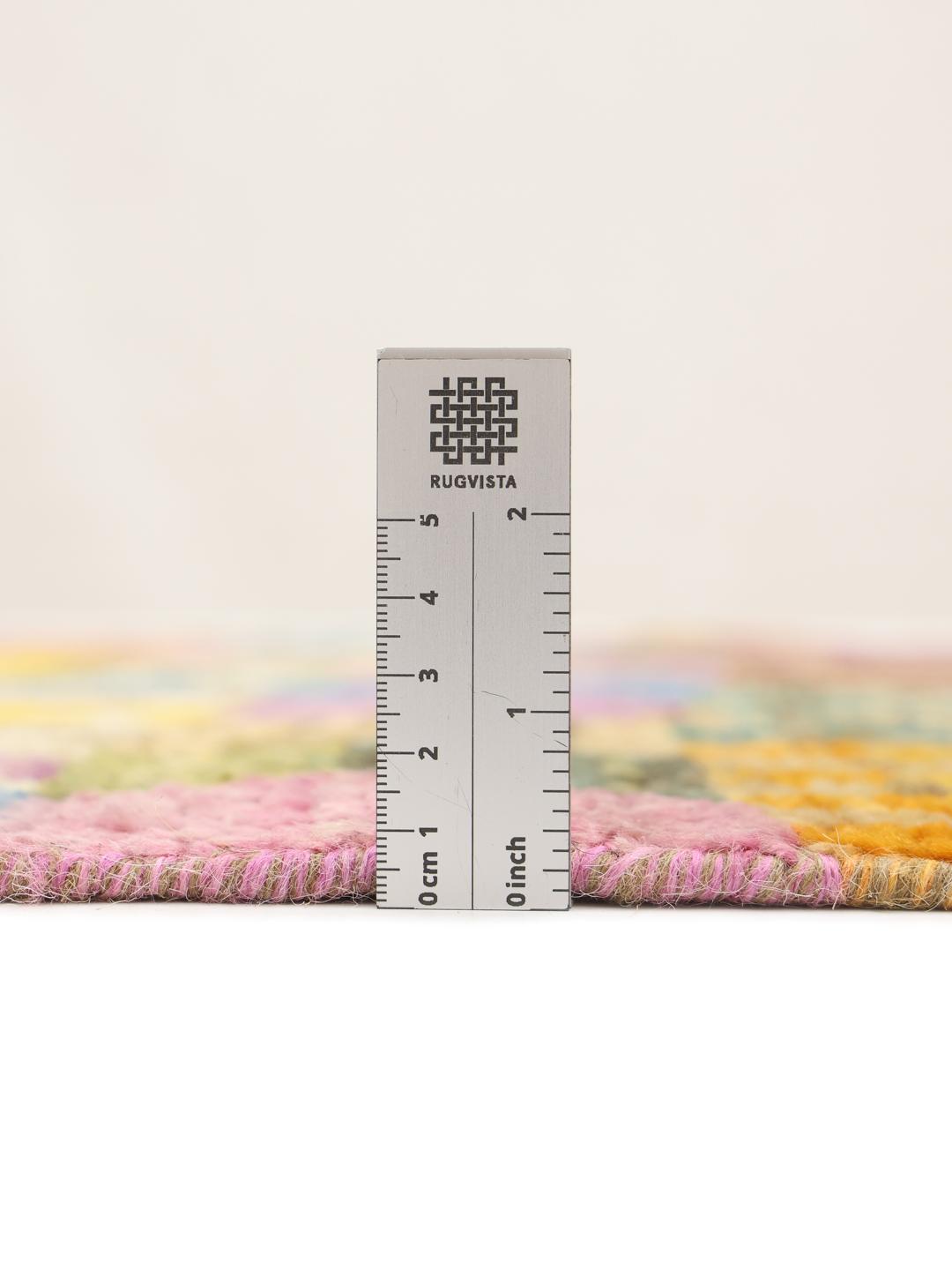 Handgeknoopt Afghaans tapijt met een levendig, meerkleurig geometrisch Berber-ontwerp.