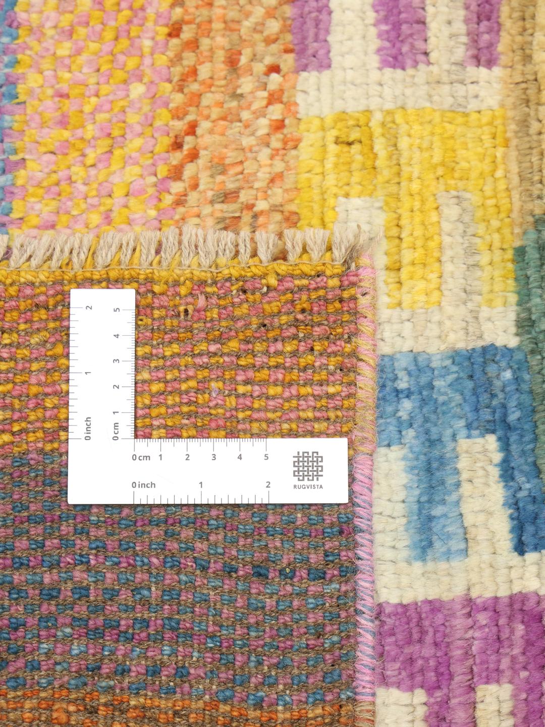 Handgeknoopt Afghaans tapijt met een levendig, meerkleurig geometrisch Berber-ontwerp.