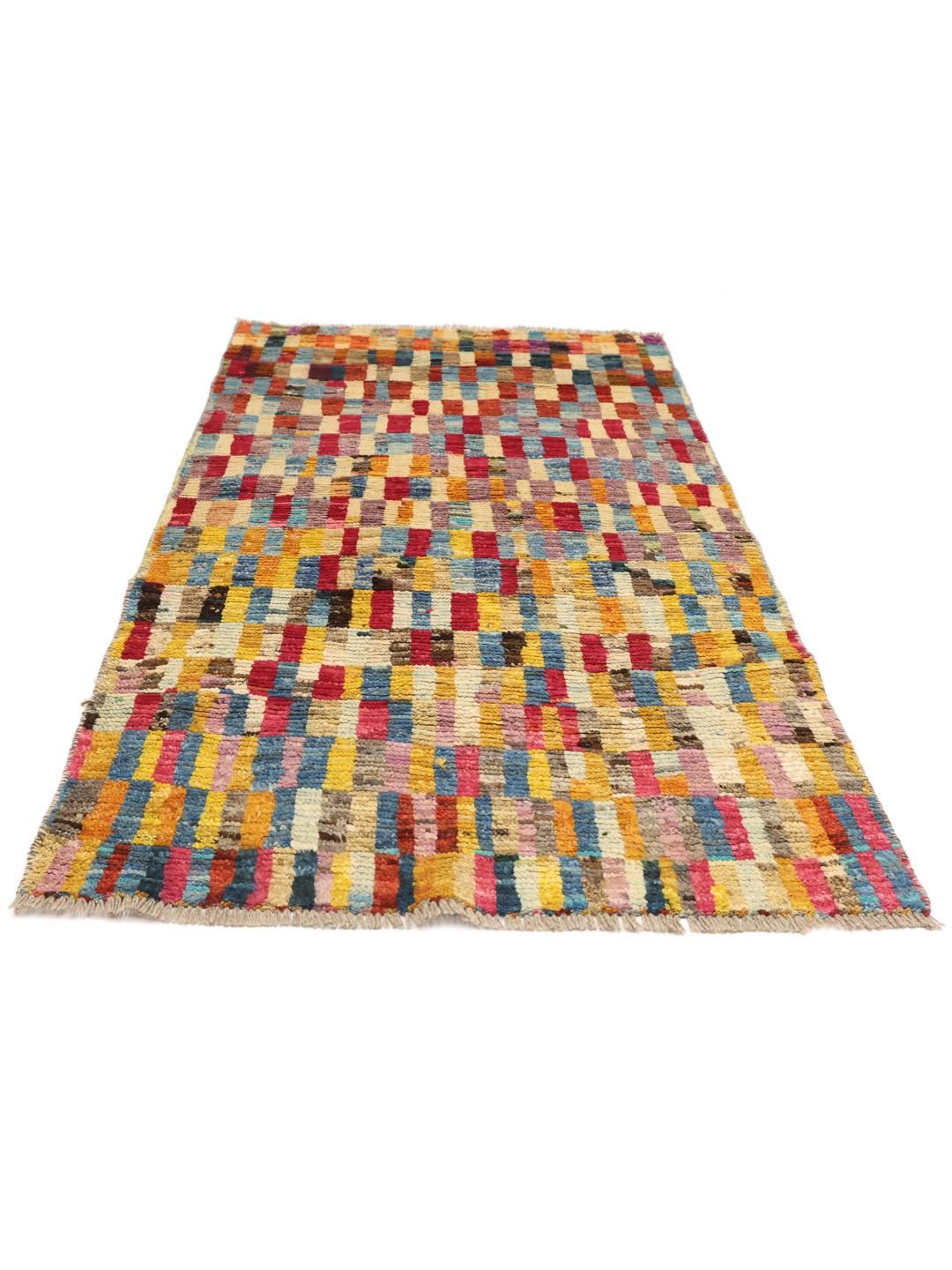 Handgeknoopt Afghaans Berber-tapijt met een levendig veelkleurig ruitpatroon.
