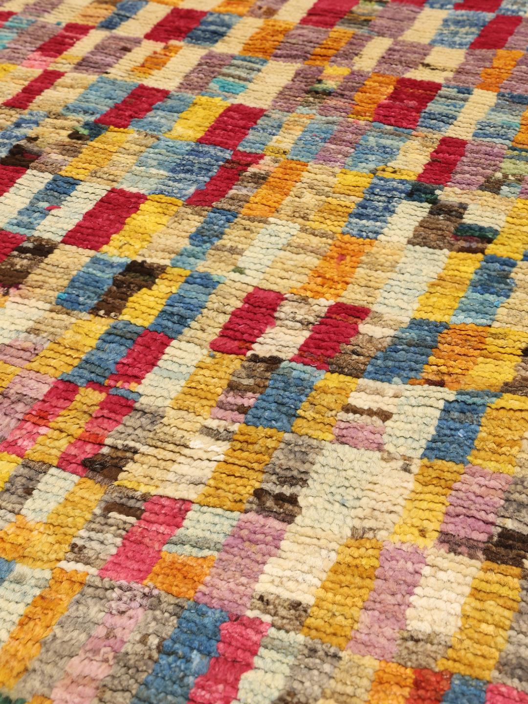 Handgeknoopt Afghaans Berber-tapijt met een levendig veelkleurig ruitpatroon.