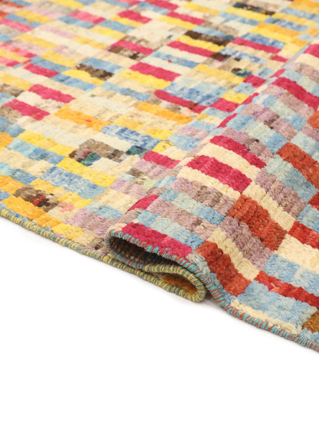 Handgeknoopt Afghaans Berber-tapijt met een levendig veelkleurig ruitpatroon.