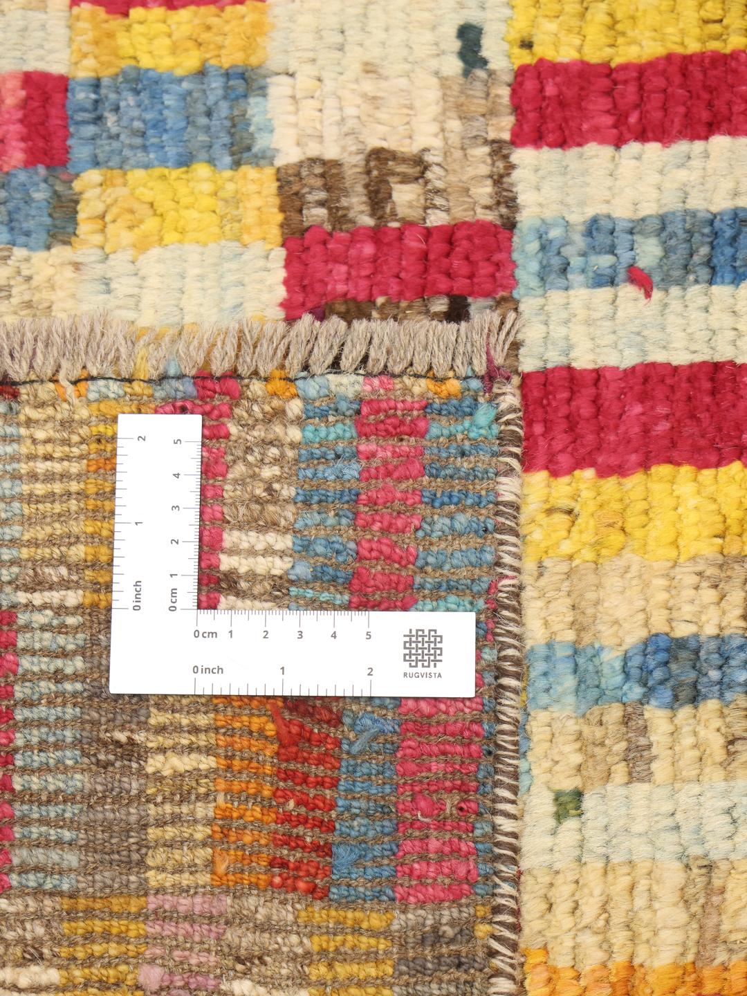 Handgeknoopt Afghaans Berber-tapijt met een levendig veelkleurig ruitpatroon.