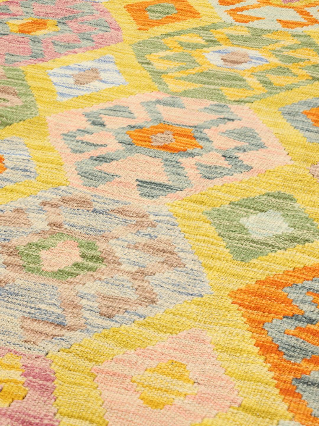 Een handgeweven Afghaans Kelim-tapijt met een levendig meerkleurig geometrisch patroon