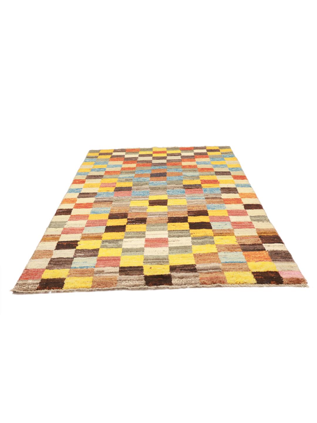 Een met de hand geknoopt Berber-tapijt uit Afghanistan met een kleurrijk geometrisch dambordpatroon.