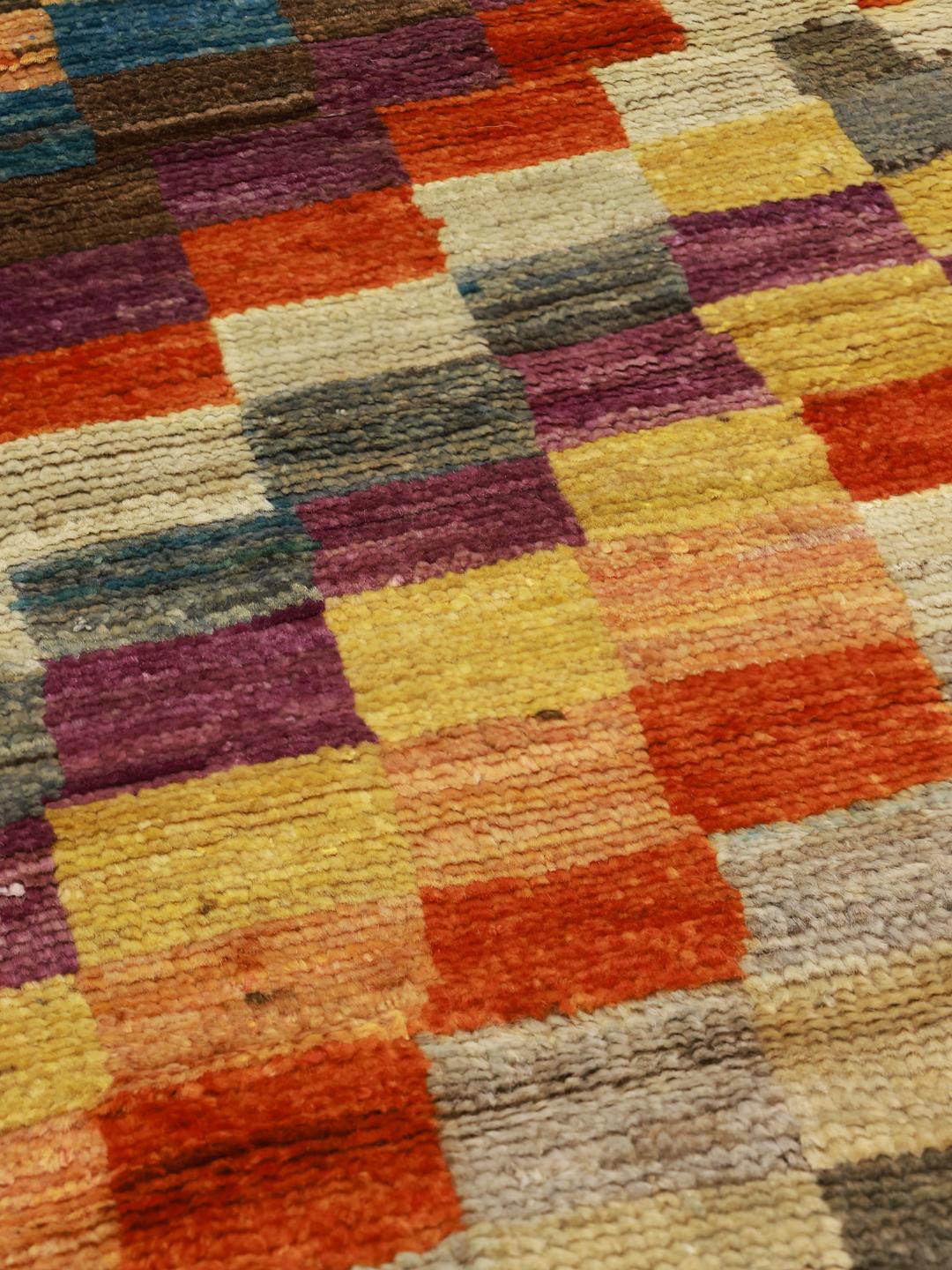 Handgeknoopt Berber vloerkleed met een levendig meerkleurig dambordpatroon uit Afghanistan