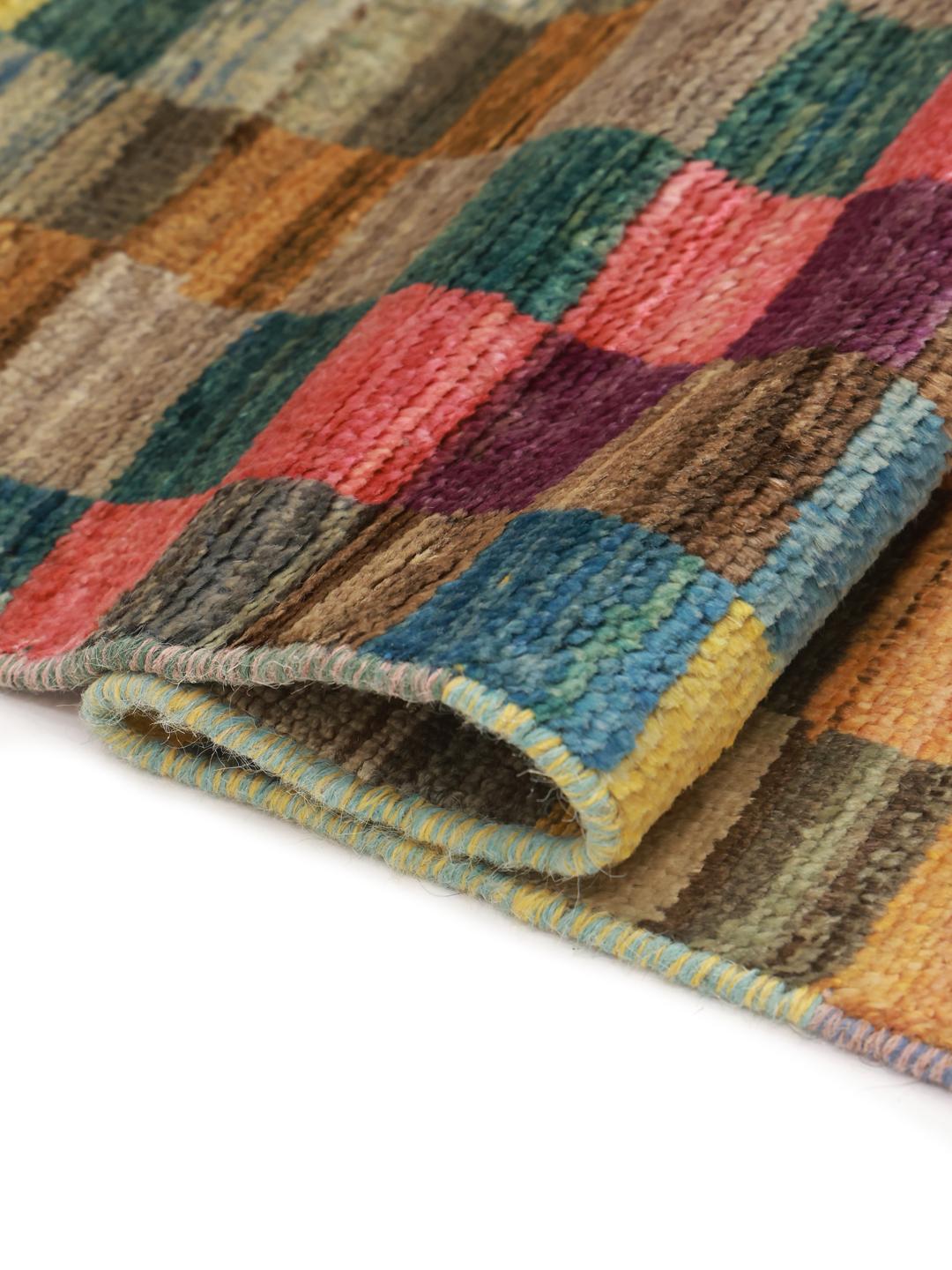 Handgeknoopt Berber vloerkleed met een levendig meerkleurig dambordpatroon uit Afghanistan