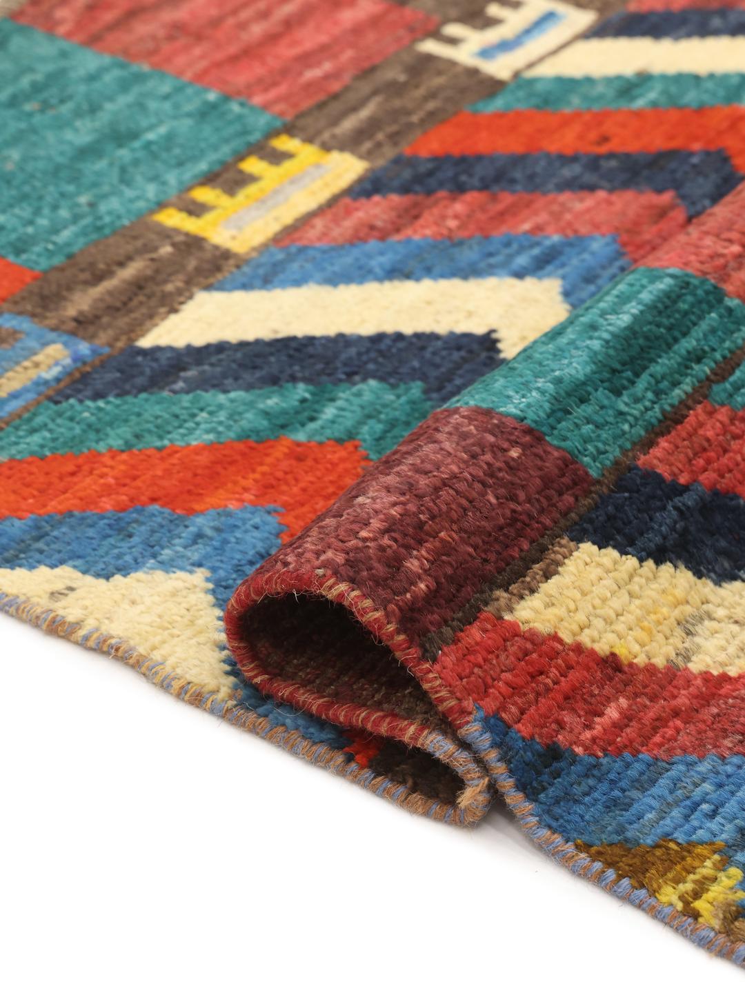 Handgeknoopt Berber-tapijt uit Afghanistan met levendige geometrische patronen in veelkleurige wol