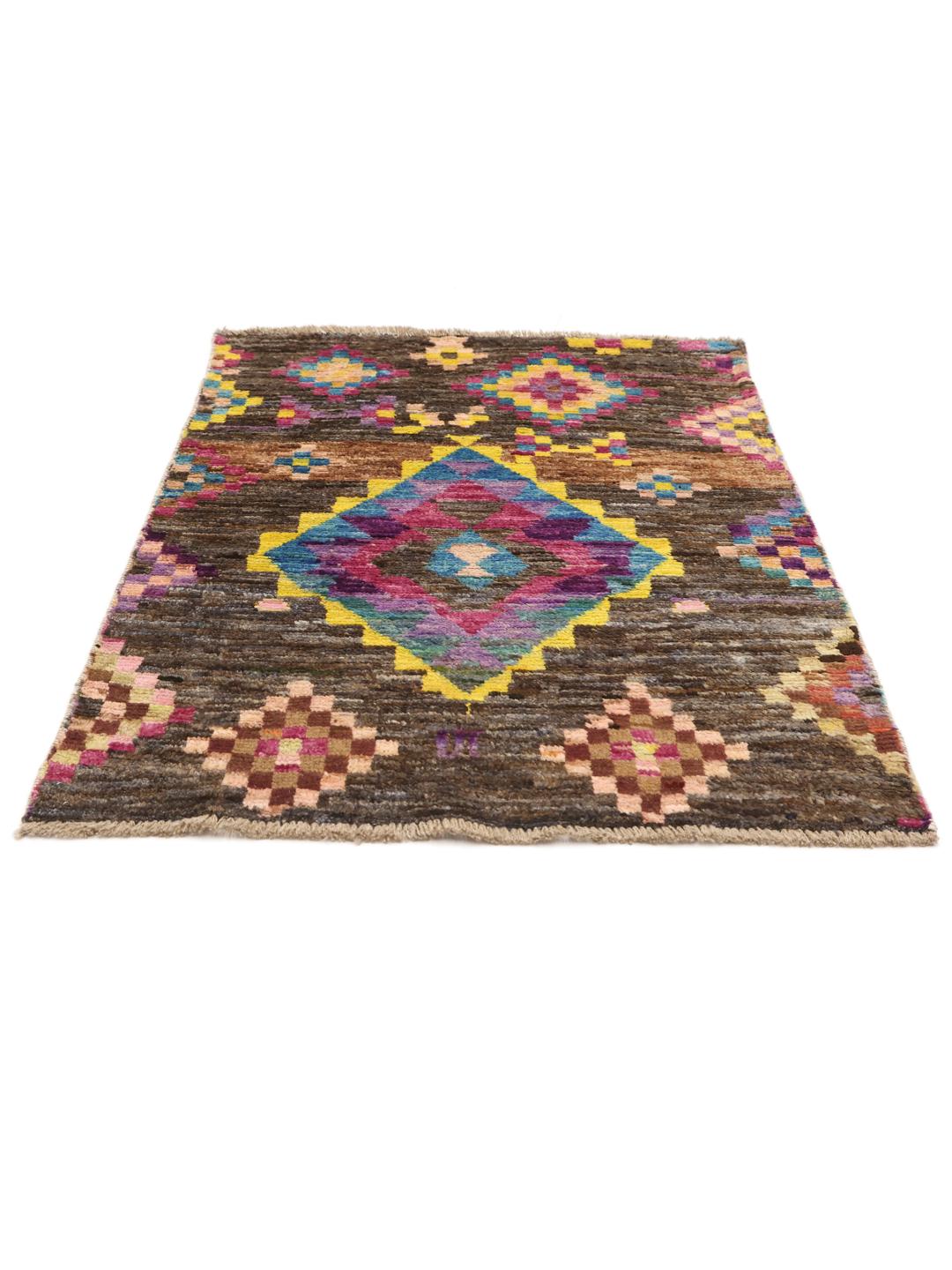 Tapis afghan noué à la main avec un motif géométrique multicolore et un fond sombre