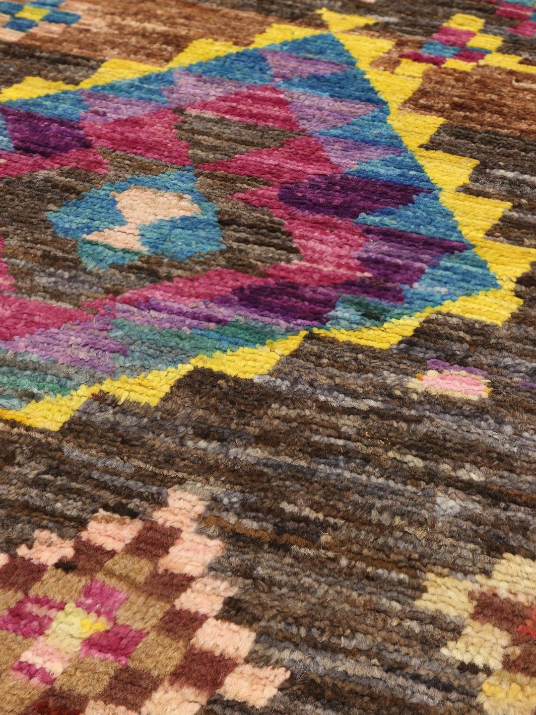 Tapis afghan noué à la main avec un motif géométrique multicolore et un fond sombre