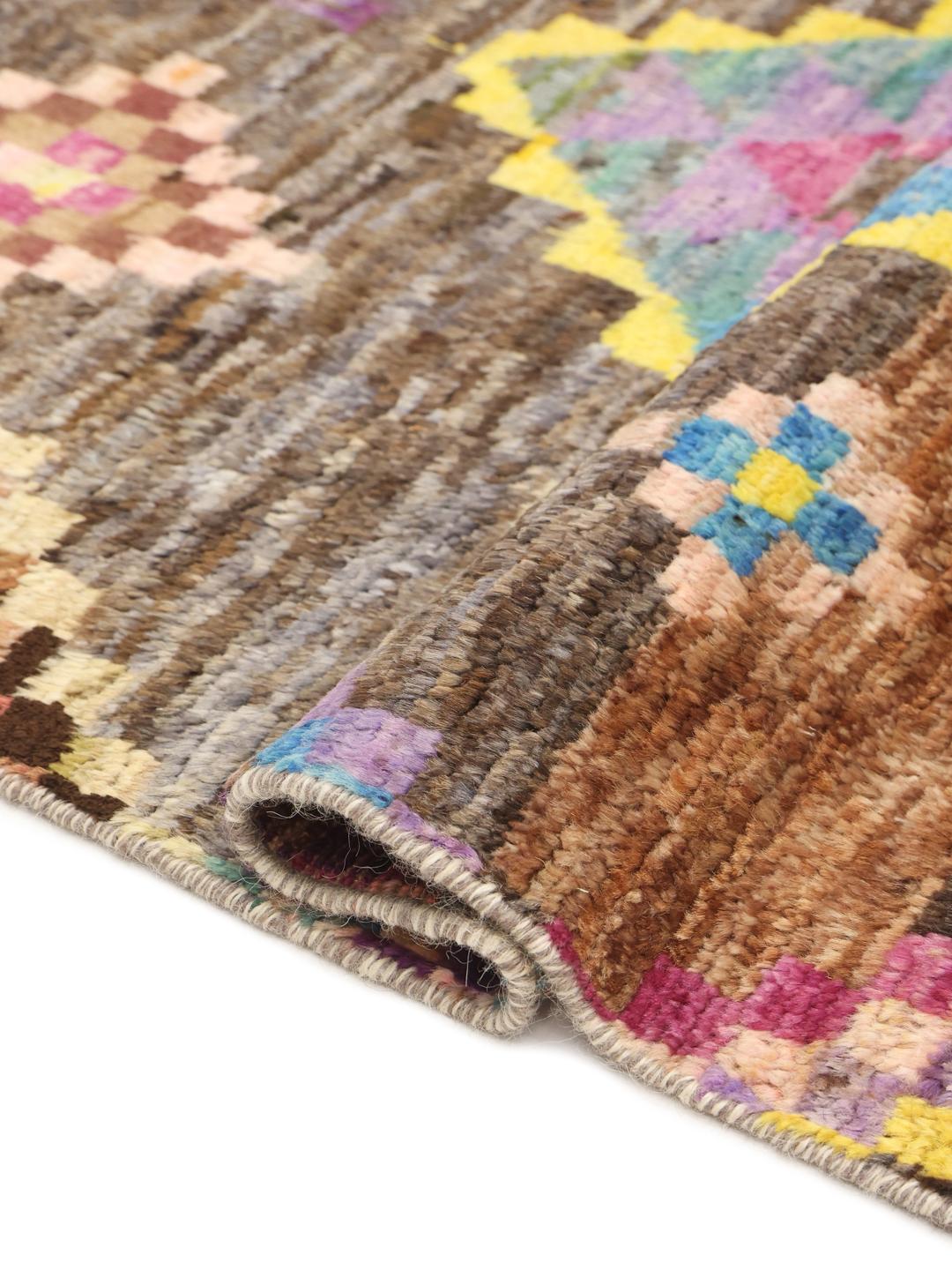 Tapis afghan noué à la main avec un motif géométrique multicolore et un fond sombre