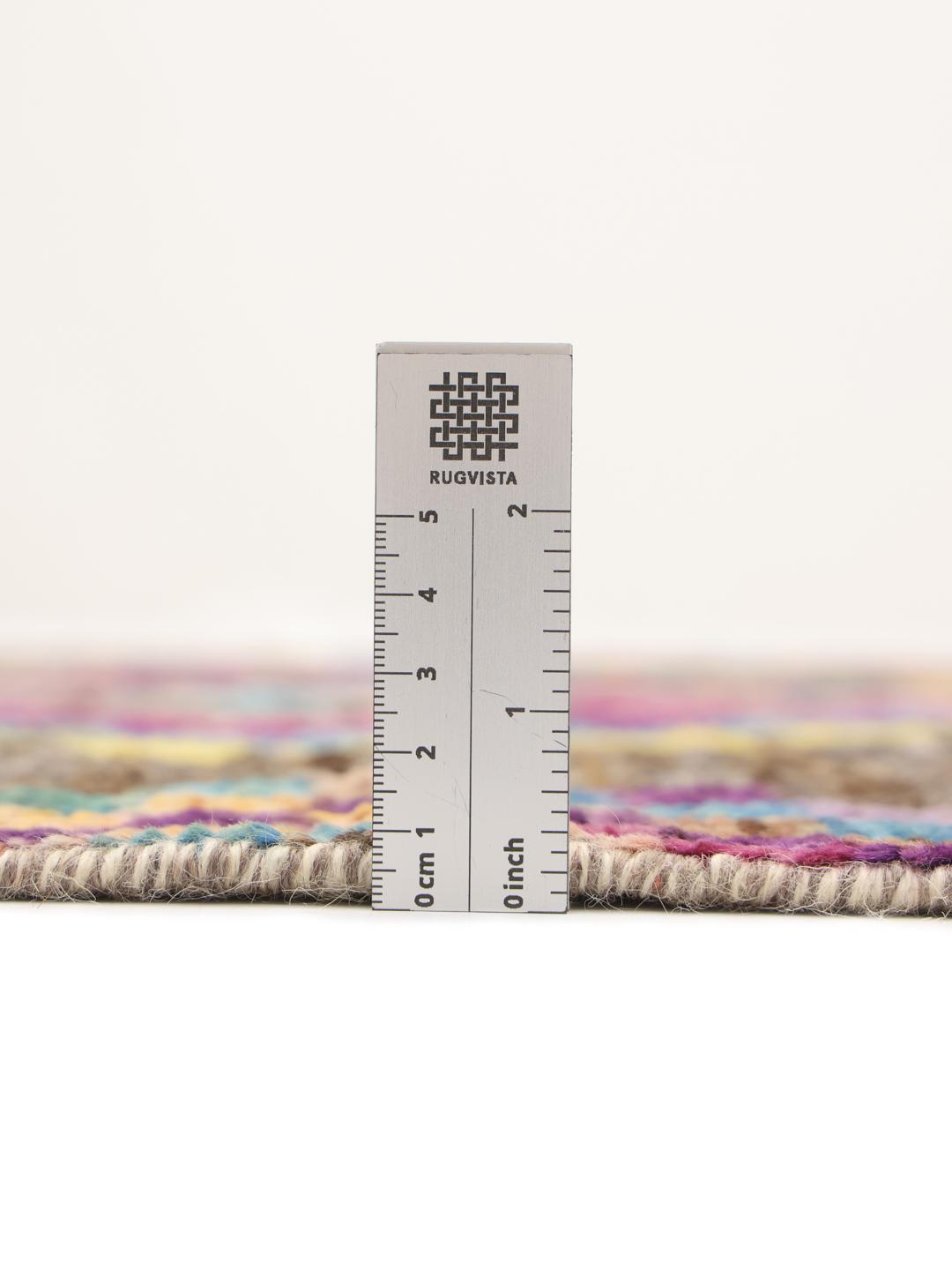 Tapis afghan noué à la main avec un motif géométrique multicolore et un fond sombre
