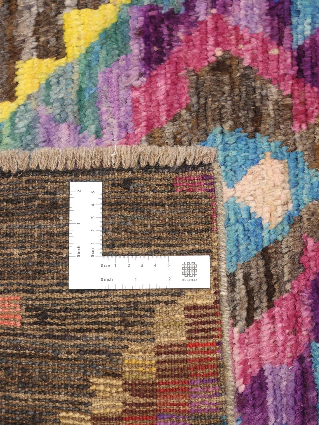 Tapis afghan noué à la main avec un motif géométrique multicolore et un fond sombre