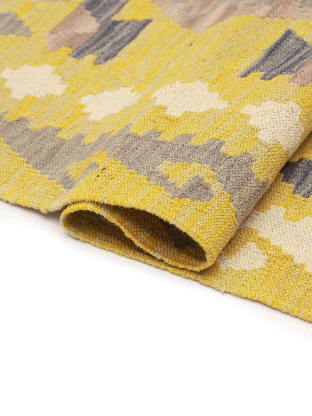 Tapis Kelim afghan tissé à la main présentant un champ jaune avec des motifs géométriques en losange