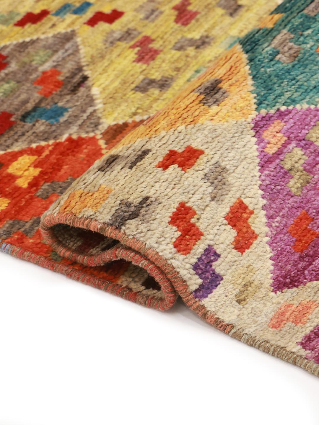 Een levendig Afghaans Berber vloerkleed met een geometrisch ruitpatroon in veelkleurige wol