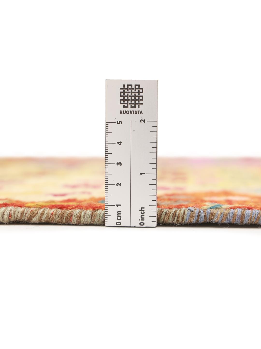 Een levendig Afghaans Berber vloerkleed met een geometrisch ruitpatroon in veelkleurige wol