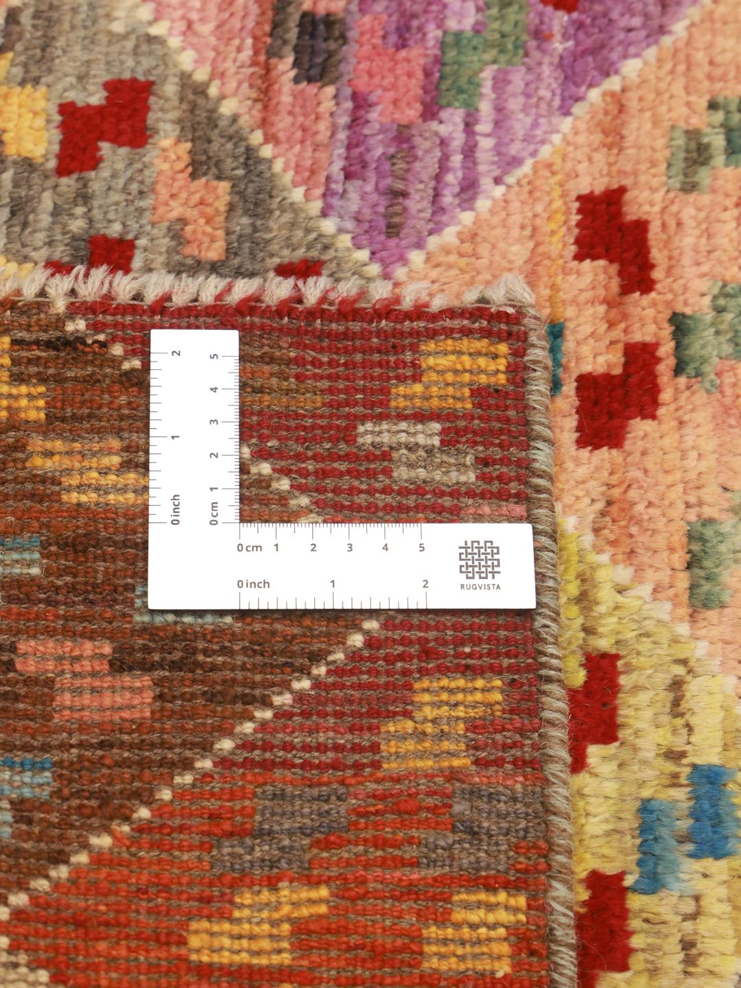 Een levendig Afghaans Berber vloerkleed met een geometrisch ruitpatroon in veelkleurige wol