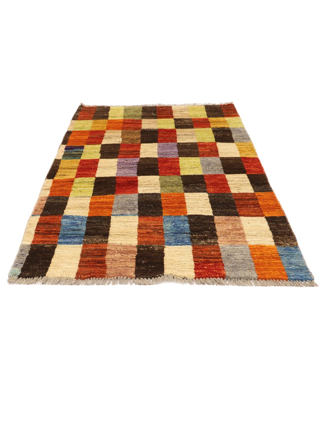 Een rechthoekig, handgemaakt Berber-tapijt uit Afghanistan met een kleurrijk geometrisch blokpatroon.