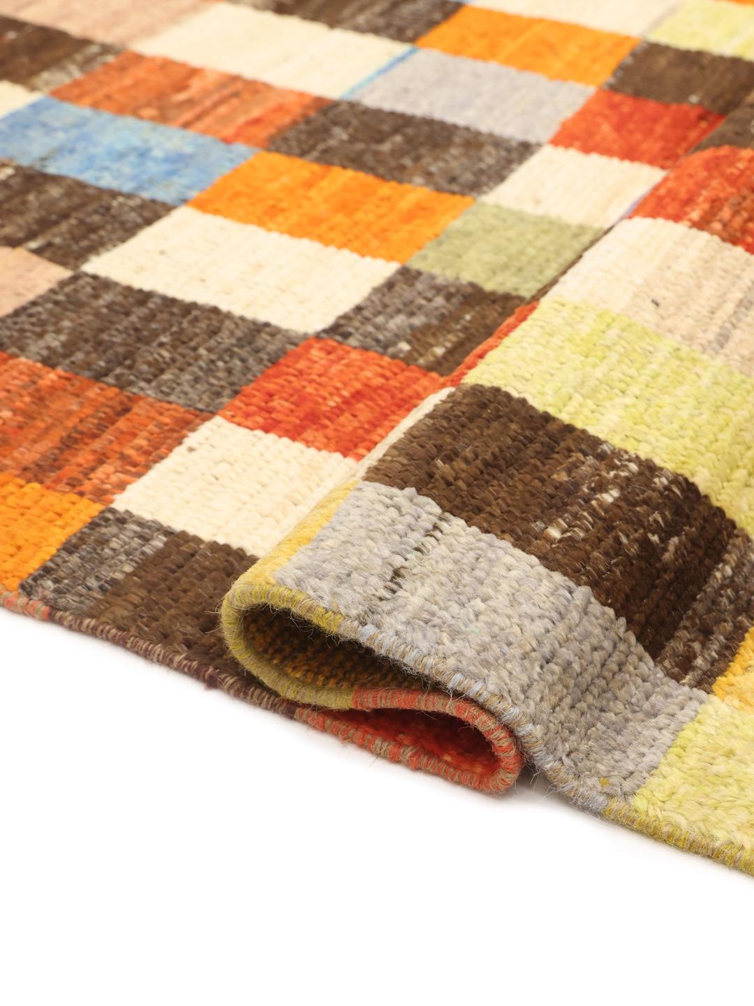 Een rechthoekig, handgemaakt Berber-tapijt uit Afghanistan met een kleurrijk geometrisch blokpatroon.