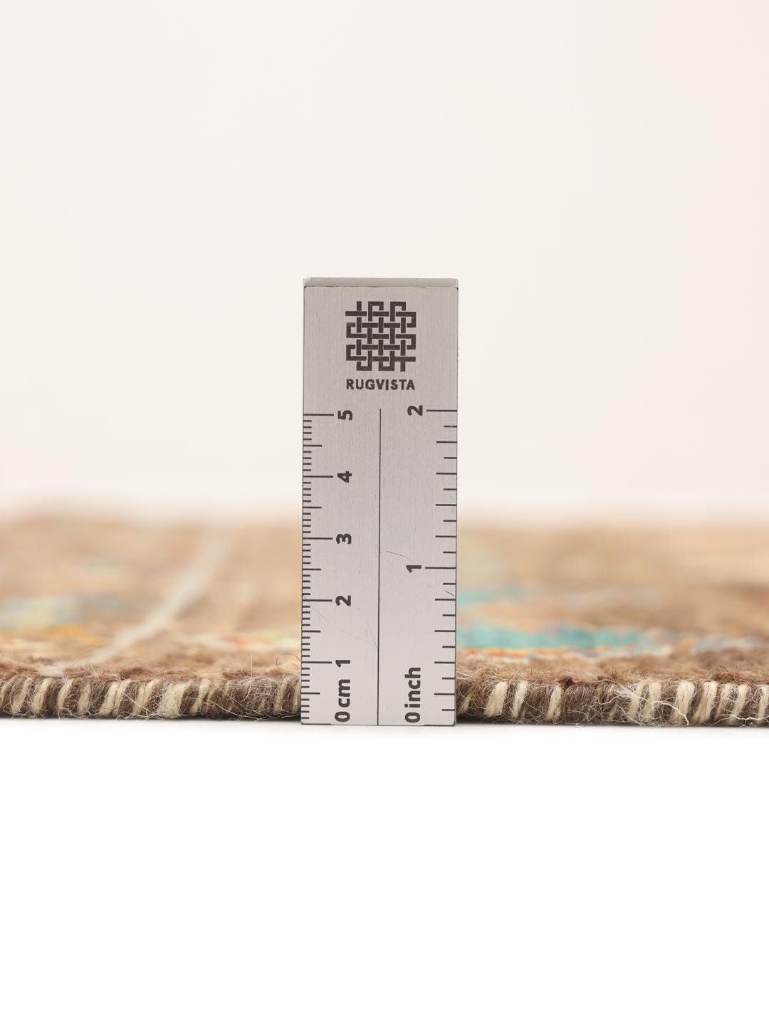 Handgeknoopt Afghaans tapijt met kleurrijke geometrische ruiten op een bruine achtergrond.