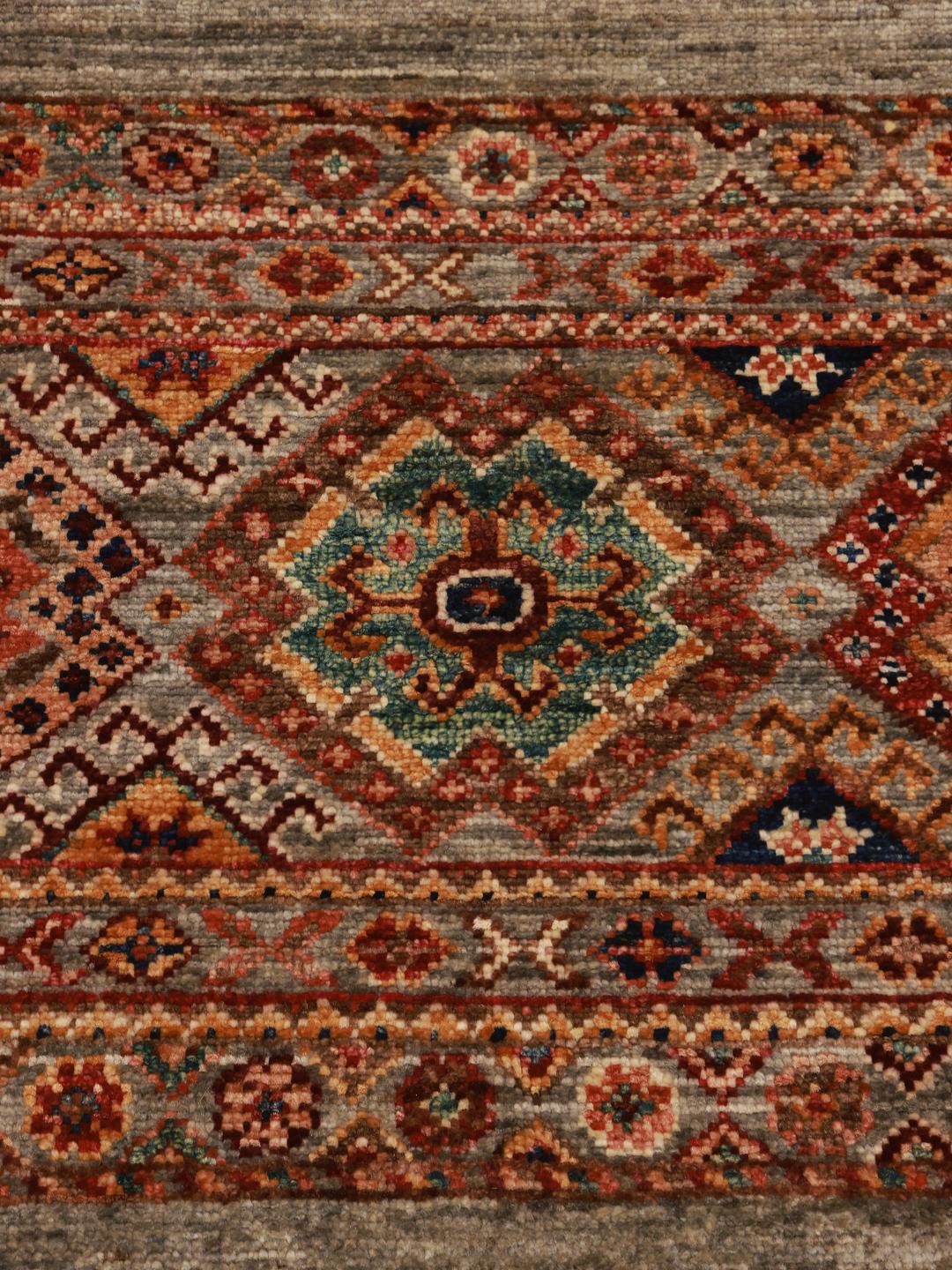 Covor înnodat manual din Afganistan în nuanțe de gri cu modele geometrice