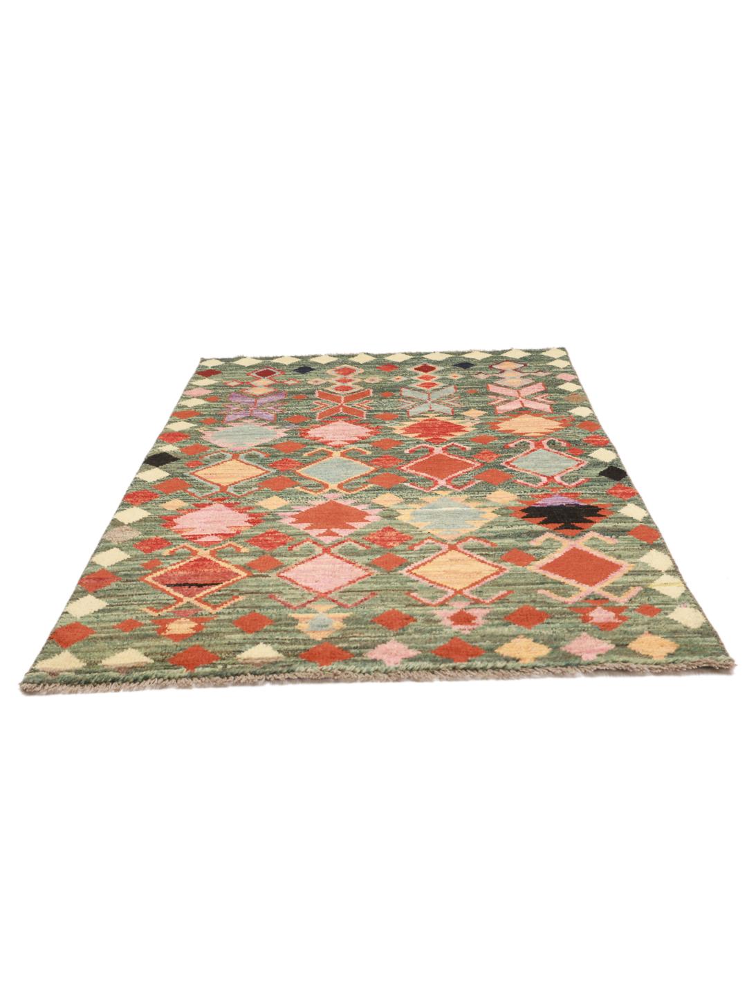 Een rechthoekig Berber Colourful tapijt uit Afghanistan met een donkergroene achtergrond en geometrische patronen.