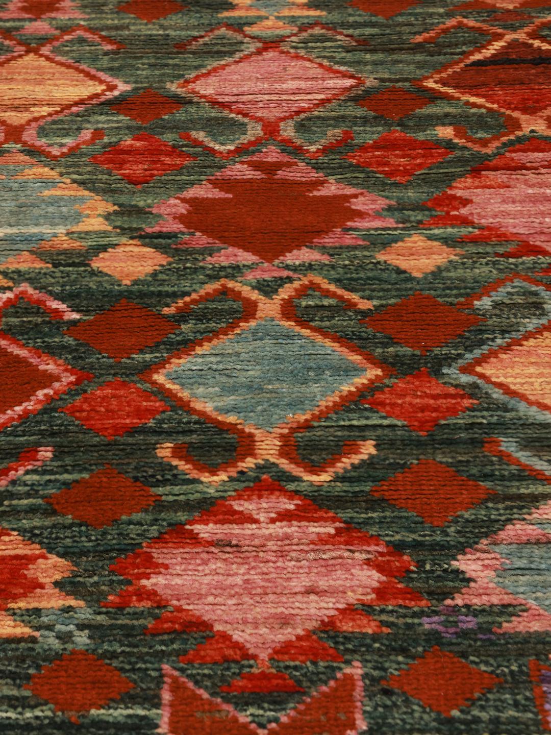 Een rechthoekig Berber Colourful tapijt uit Afghanistan met een donkergroene achtergrond en geometrische patronen.