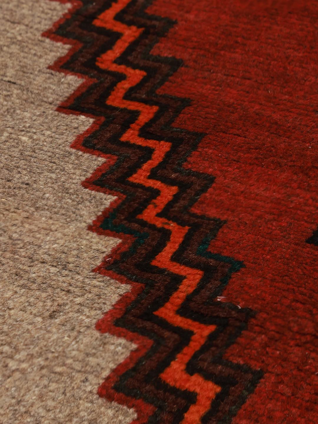 Handgeknoopt Klardasht-tapijt uit het Midden-Oosten met een rood en beige geometrisch ontwerp