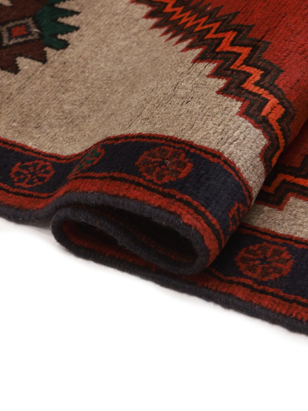 Handgeknoopt Klardasht-tapijt uit het Midden-Oosten met een rood en beige geometrisch ontwerp