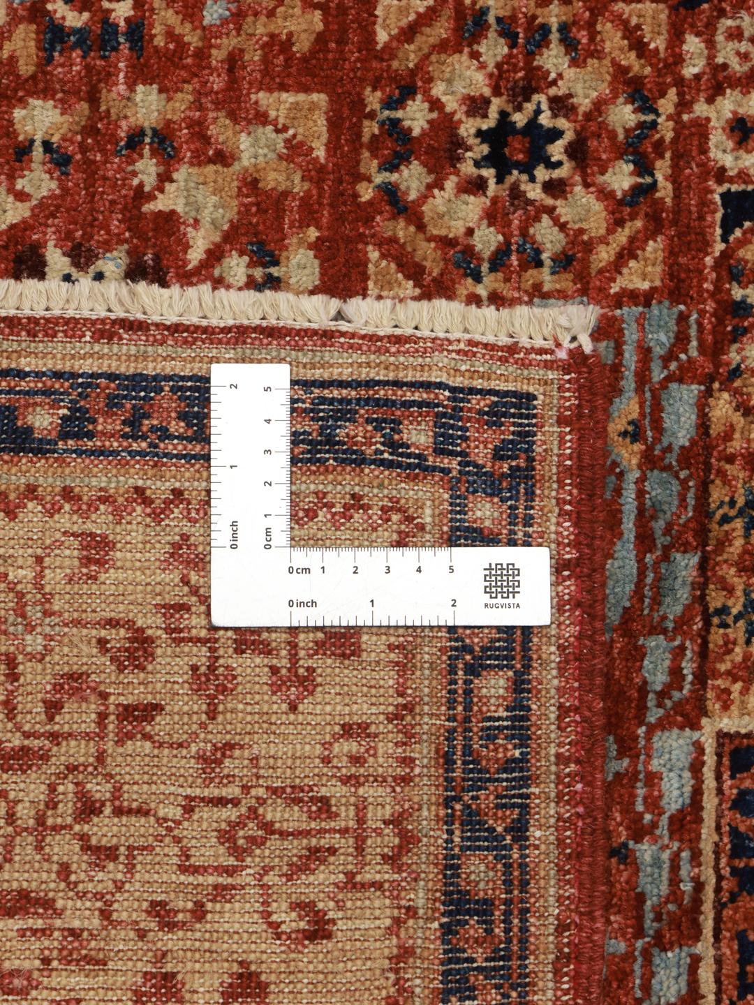Et håndknyttet Mamluk-tæppe fra Afghanistan i røde og beige toner.