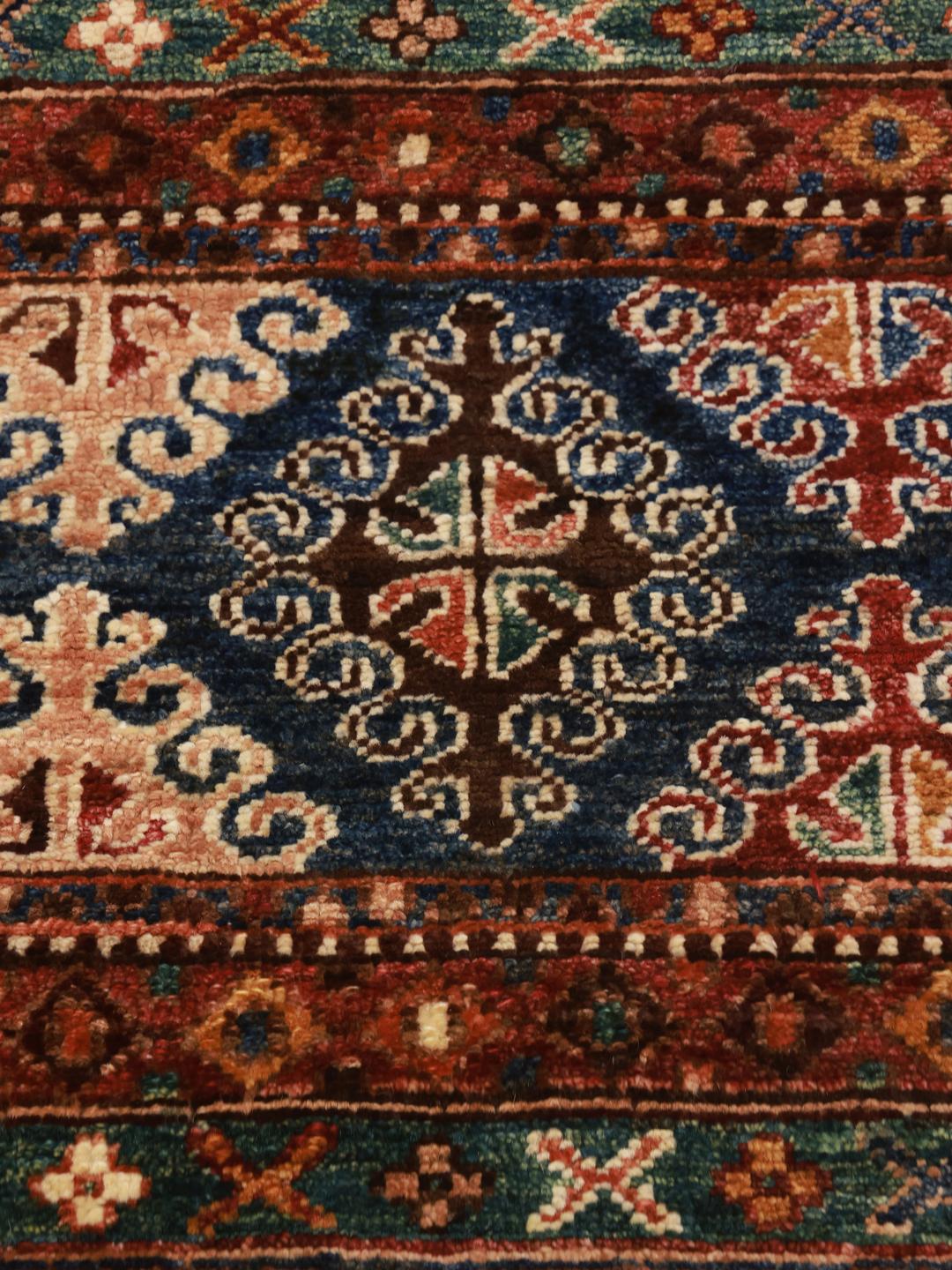 Handgeknoopt Afghaans tapijt met een geometrisch tribaal patroon in rode en blauwe tinten