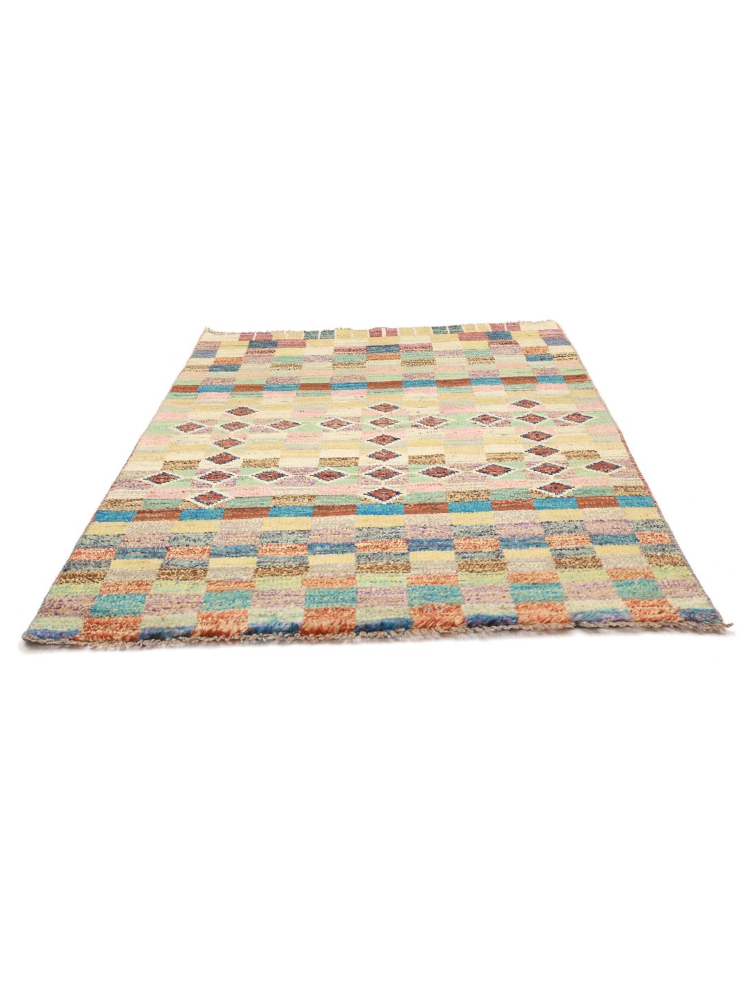 Et farverigt, håndknyttet Berber-tæppe fra Afghanistan med geometriske motiver og et ternet mønster.