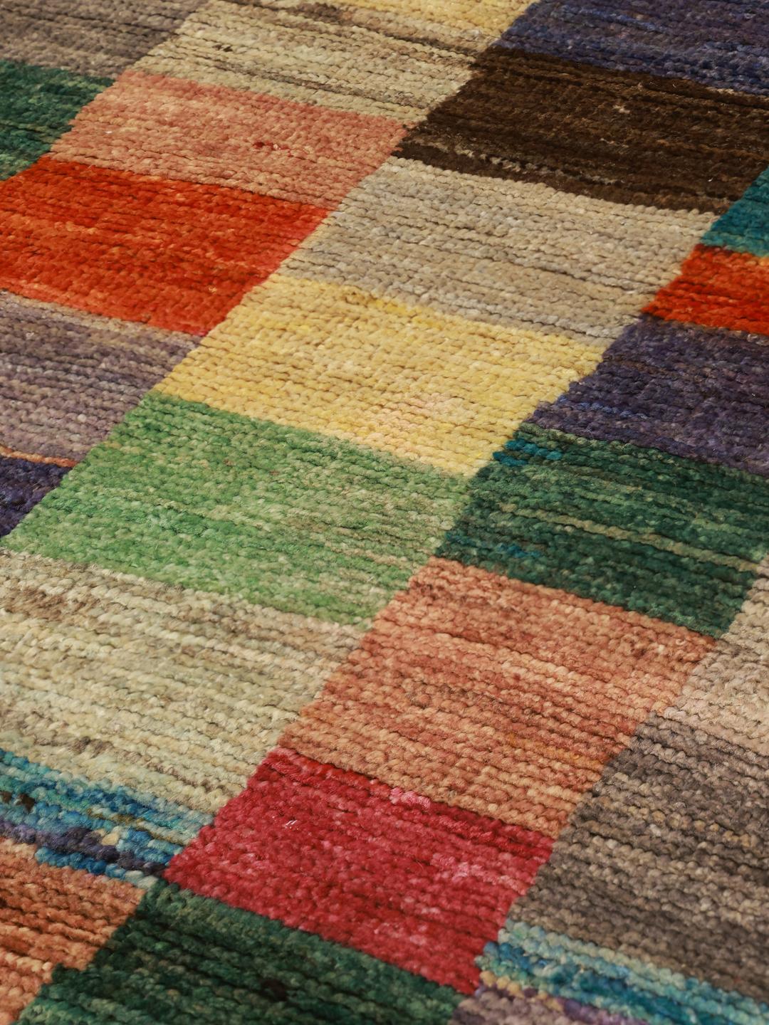 Een levendig, handgeknoopt Berber Colourful tapijt uit Afghanistan in meerkleurige tinten.