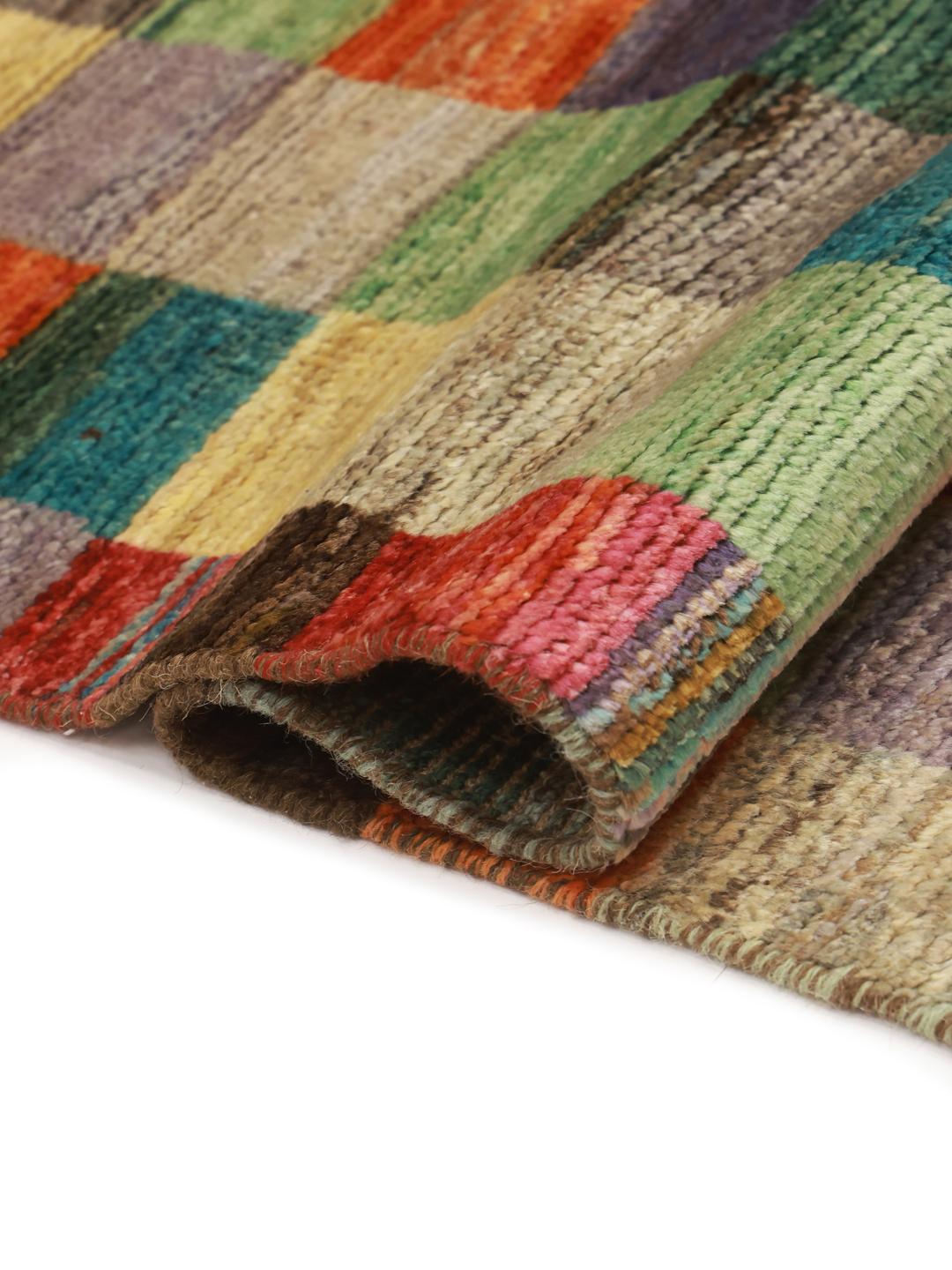 Een levendig, handgeknoopt Berber Colourful tapijt uit Afghanistan in meerkleurige tinten.