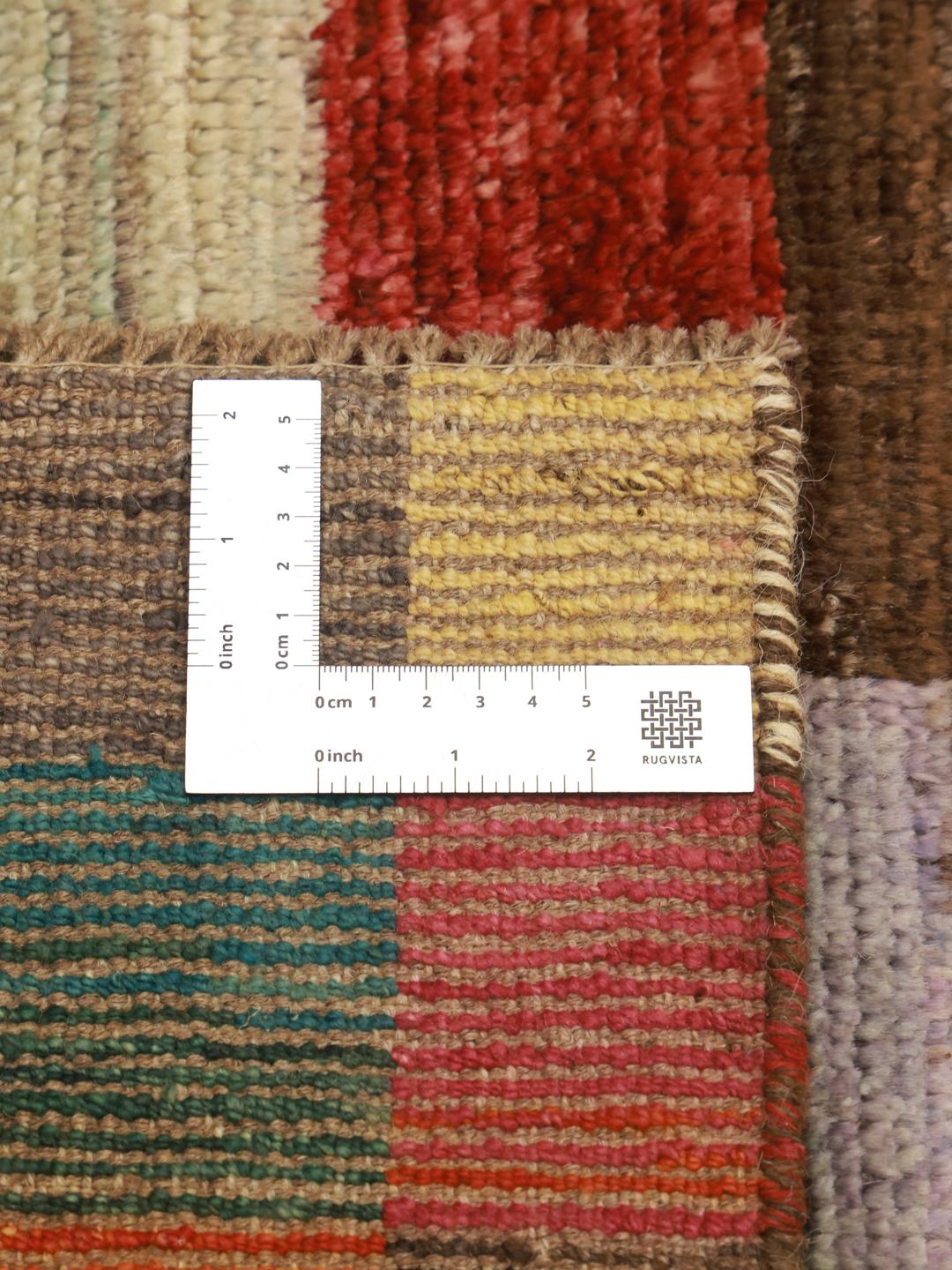 Een levendig, handgeknoopt Berber Colourful tapijt uit Afghanistan in meerkleurige tinten.