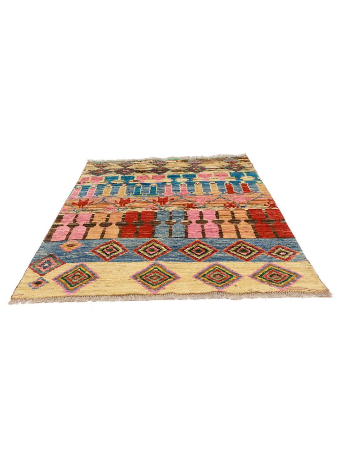 Handgeknoopt Berber tapijt uit Afghanistan met levendige geometrische patronen in veelkleurige wol.
