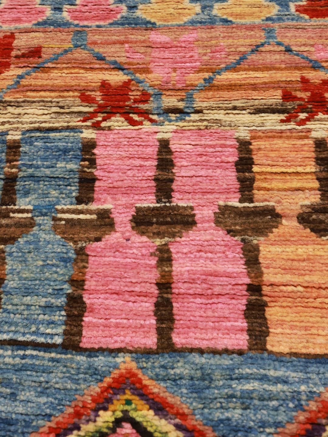 Handgeknoopt Berber tapijt uit Afghanistan met levendige geometrische patronen in veelkleurige wol.
