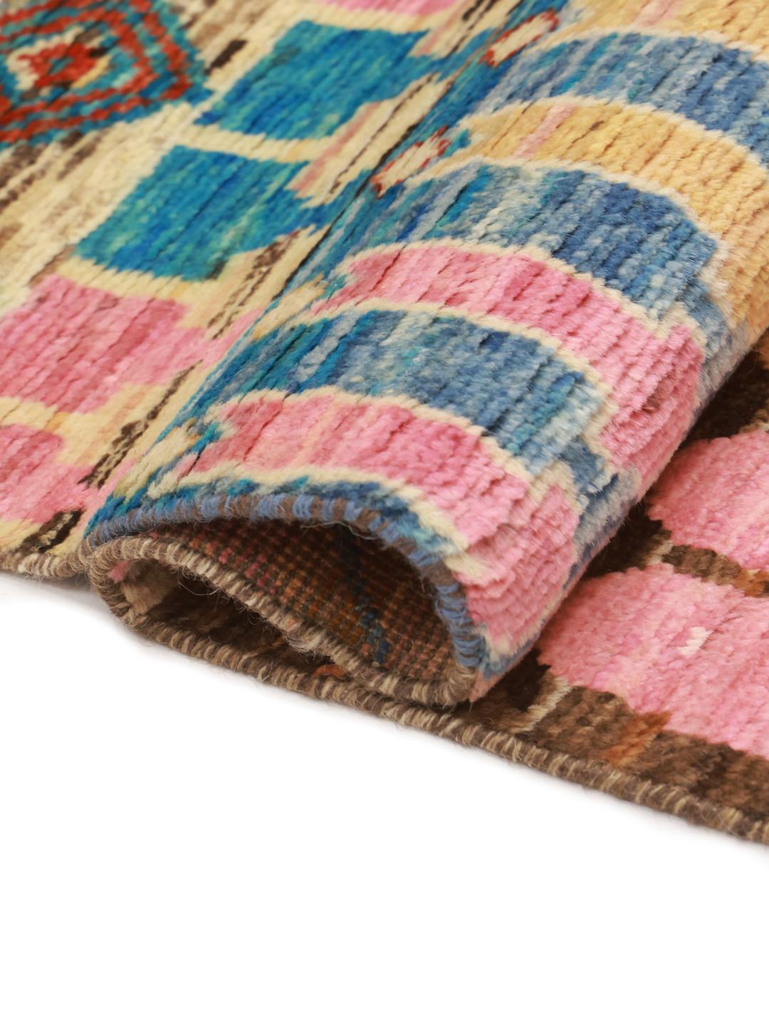 Handgeknoopt Berber tapijt uit Afghanistan met levendige geometrische patronen in veelkleurige wol.