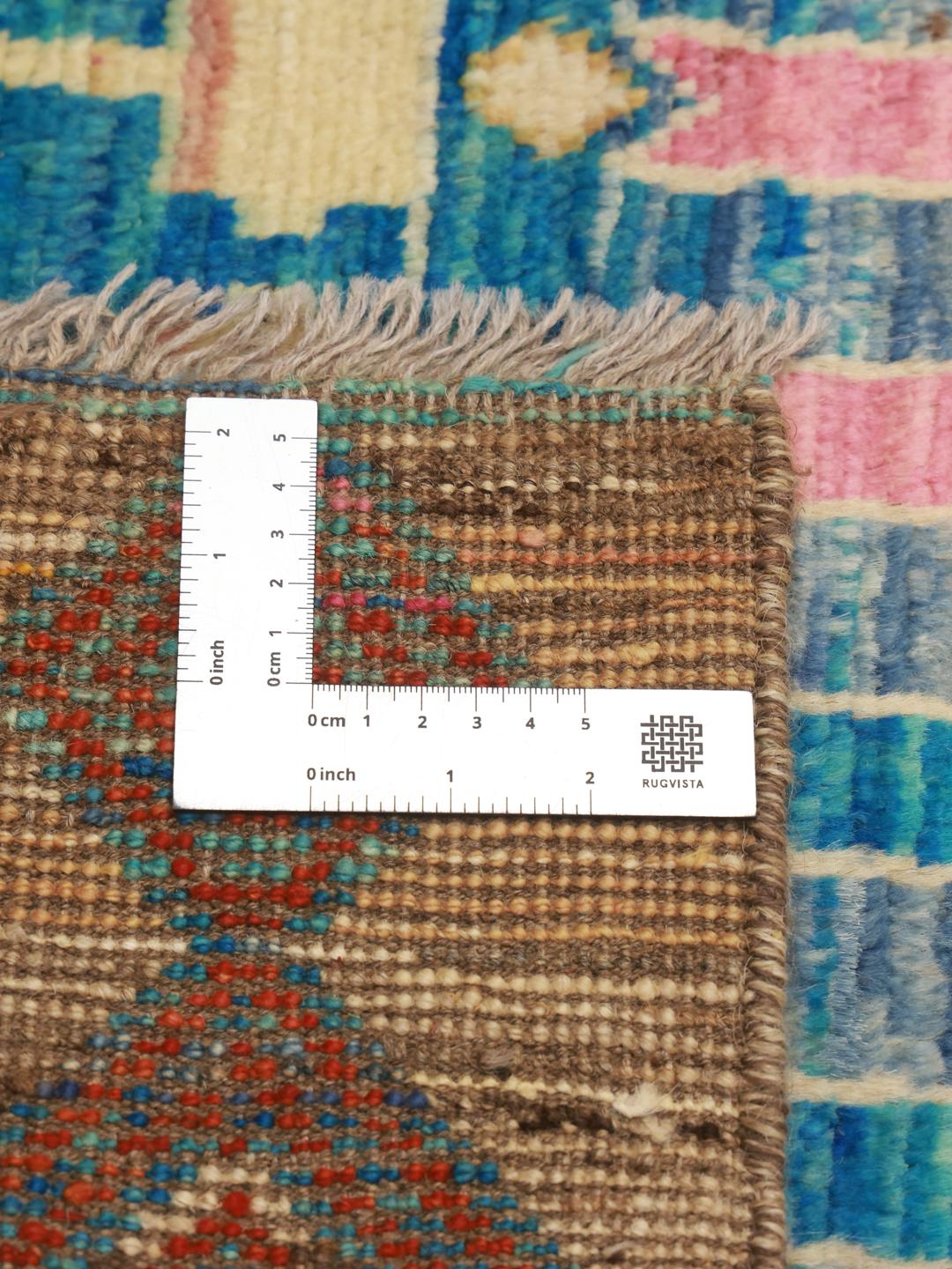 Handgeknoopt Berber tapijt uit Afghanistan met levendige geometrische patronen in veelkleurige wol.