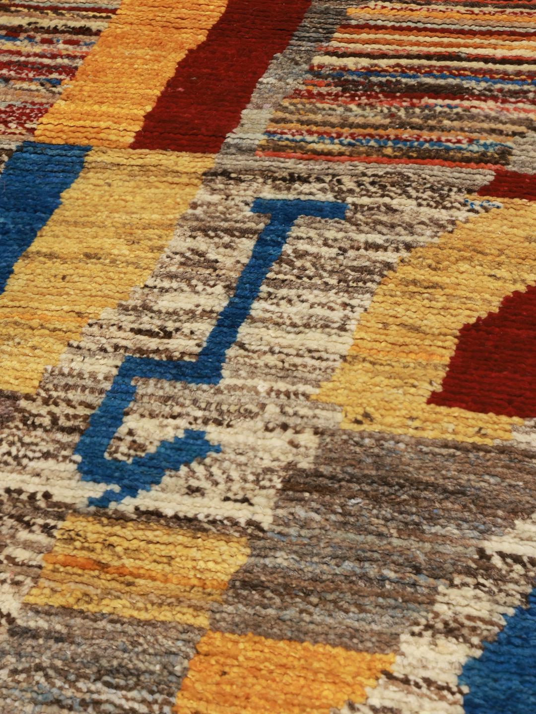 Handgeknoopt Afghaans Berber-tapijt met een levendig, veelkleurig geometrisch ontwerp.