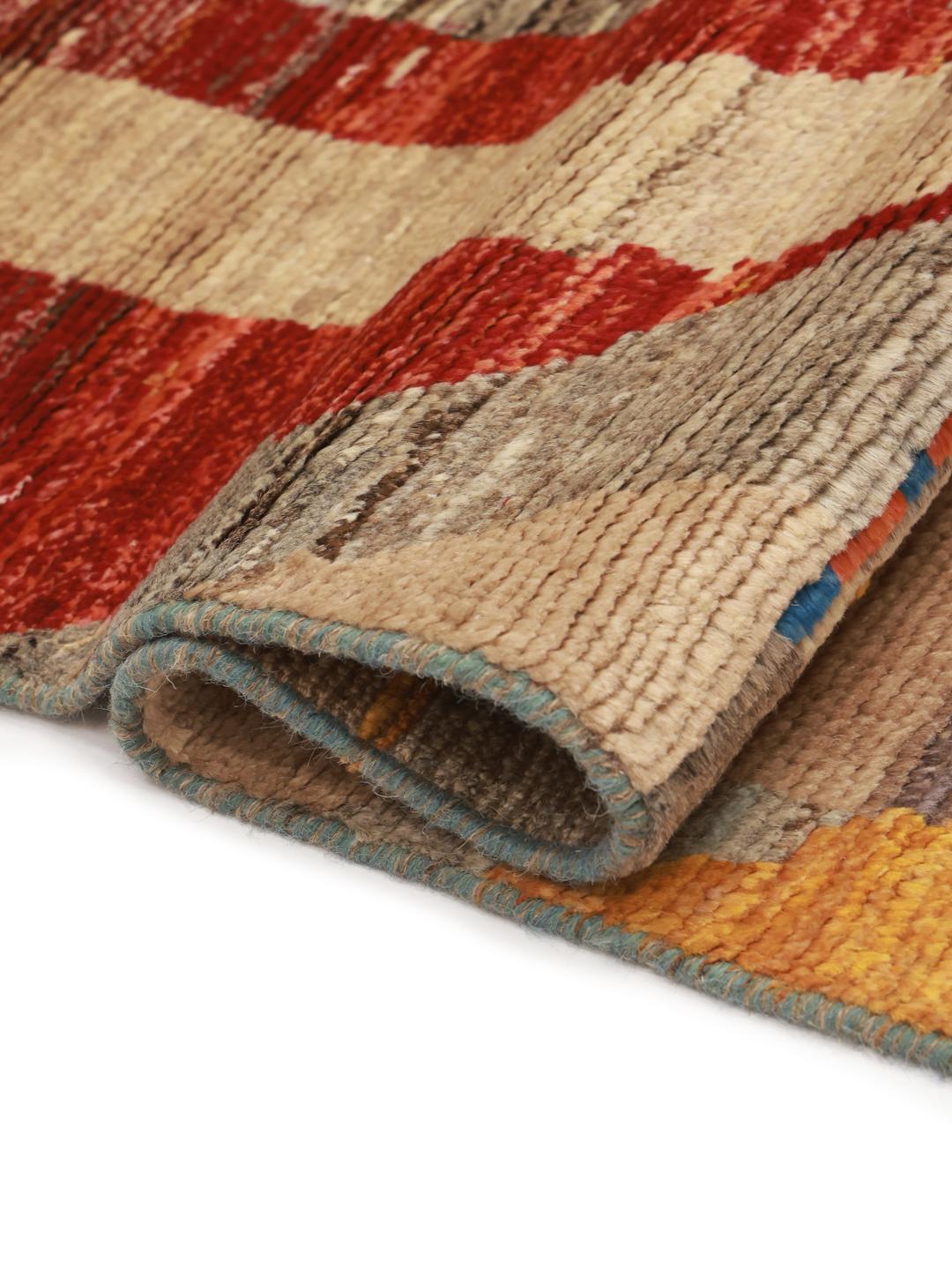 Handgeknoopt Afghaans Berber-tapijt met een levendig, veelkleurig geometrisch ontwerp.
