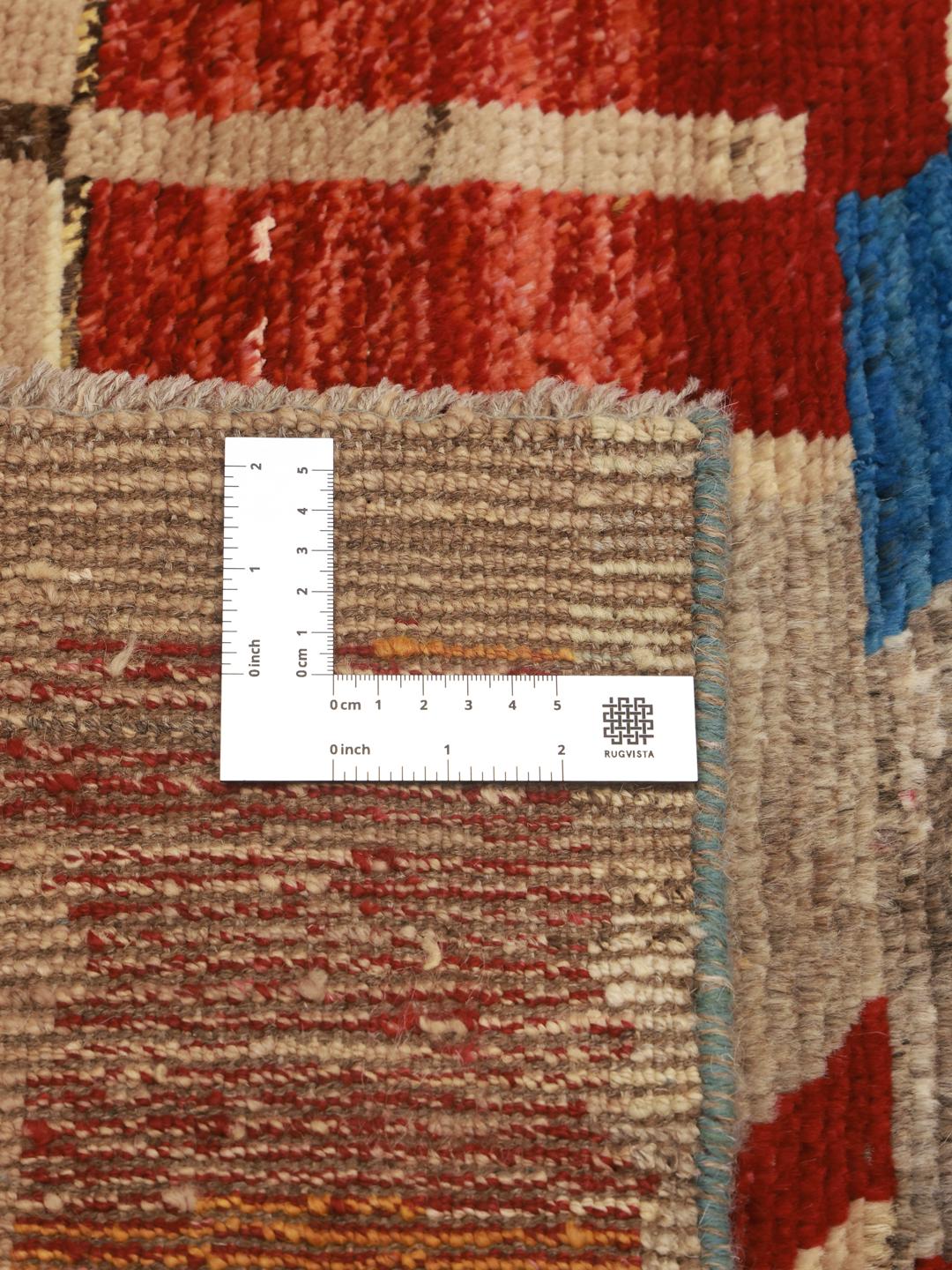 Handgeknoopt Afghaans Berber-tapijt met een levendig, veelkleurig geometrisch ontwerp.