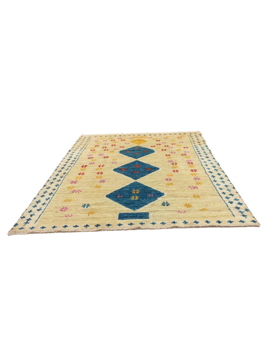 Håndknyttet afghansk tæppe med farverige geometriske diamant- og krydsmotiver på en beige baggrund.