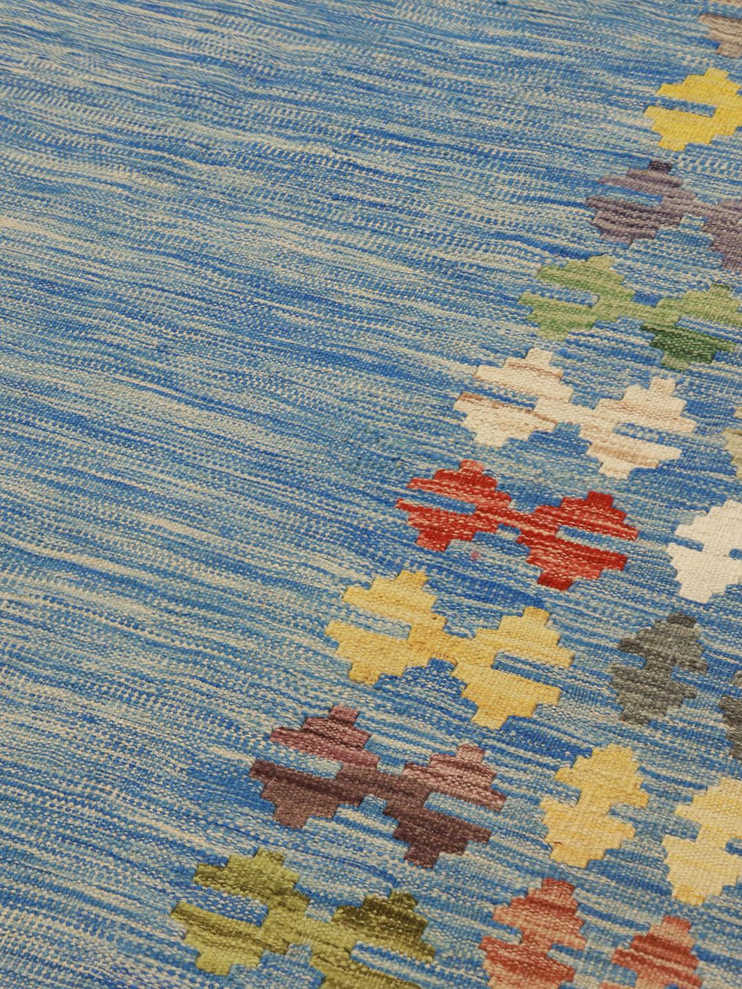 Handgeweven Afghaans Kelim-tapijt met een blauw veld en veelkleurige geometrische rand