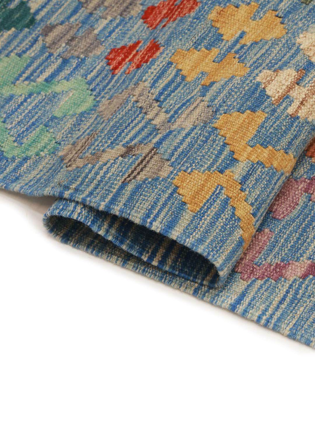 Handgeweven Afghaans Kelim-tapijt met een blauw veld en veelkleurige geometrische rand