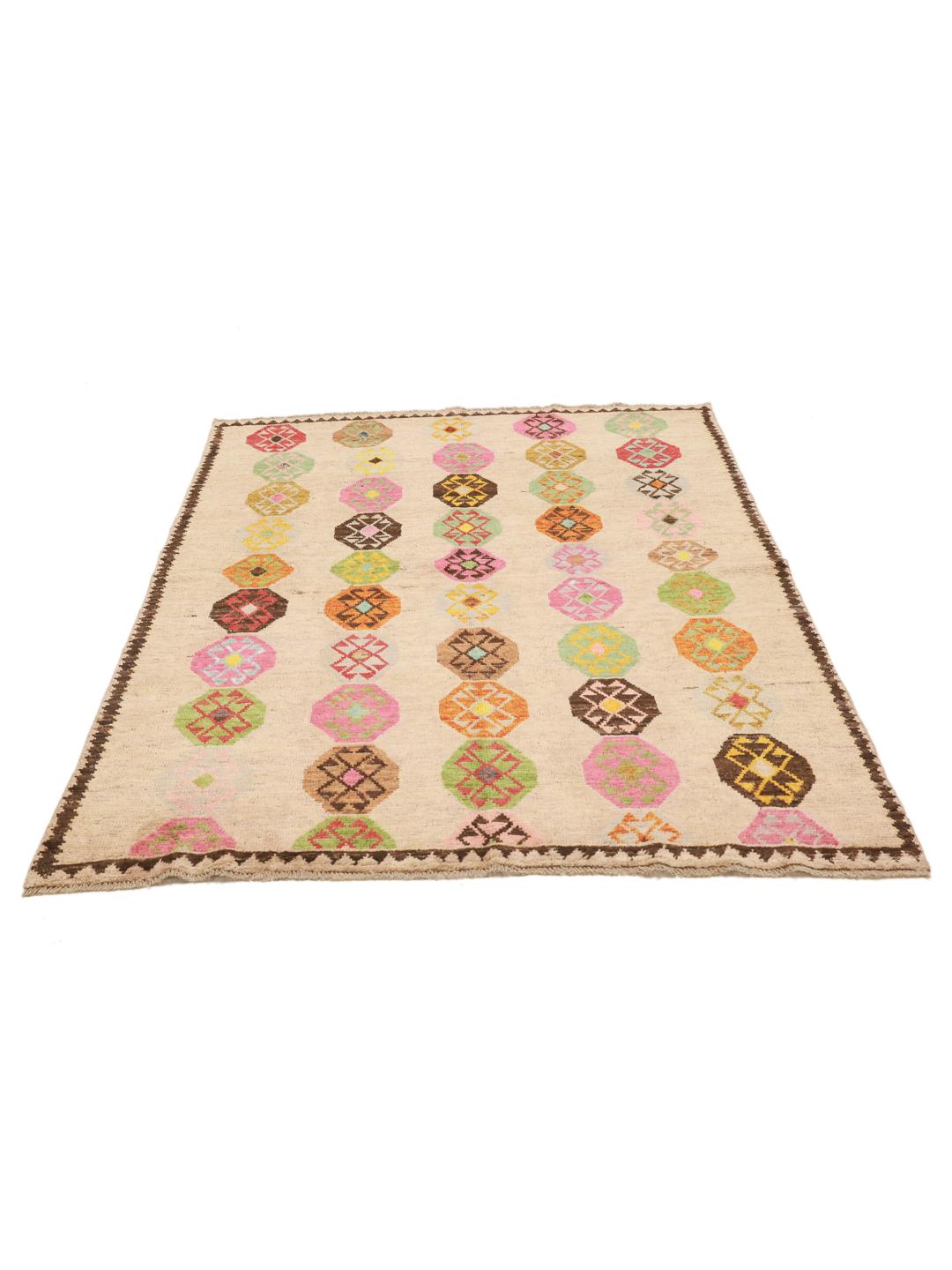 Handgeknoopt Afghaans tapijt met kleurrijke geometrische medaillons op een beige achtergrond