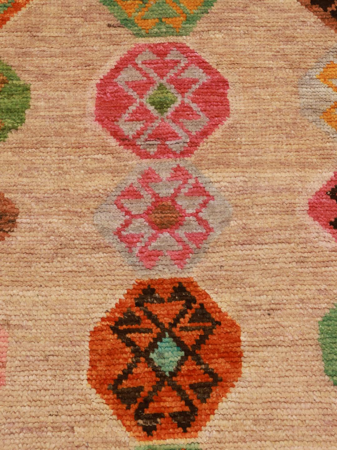 Handgeknoopt Afghaans tapijt met kleurrijke geometrische medaillons op een beige achtergrond