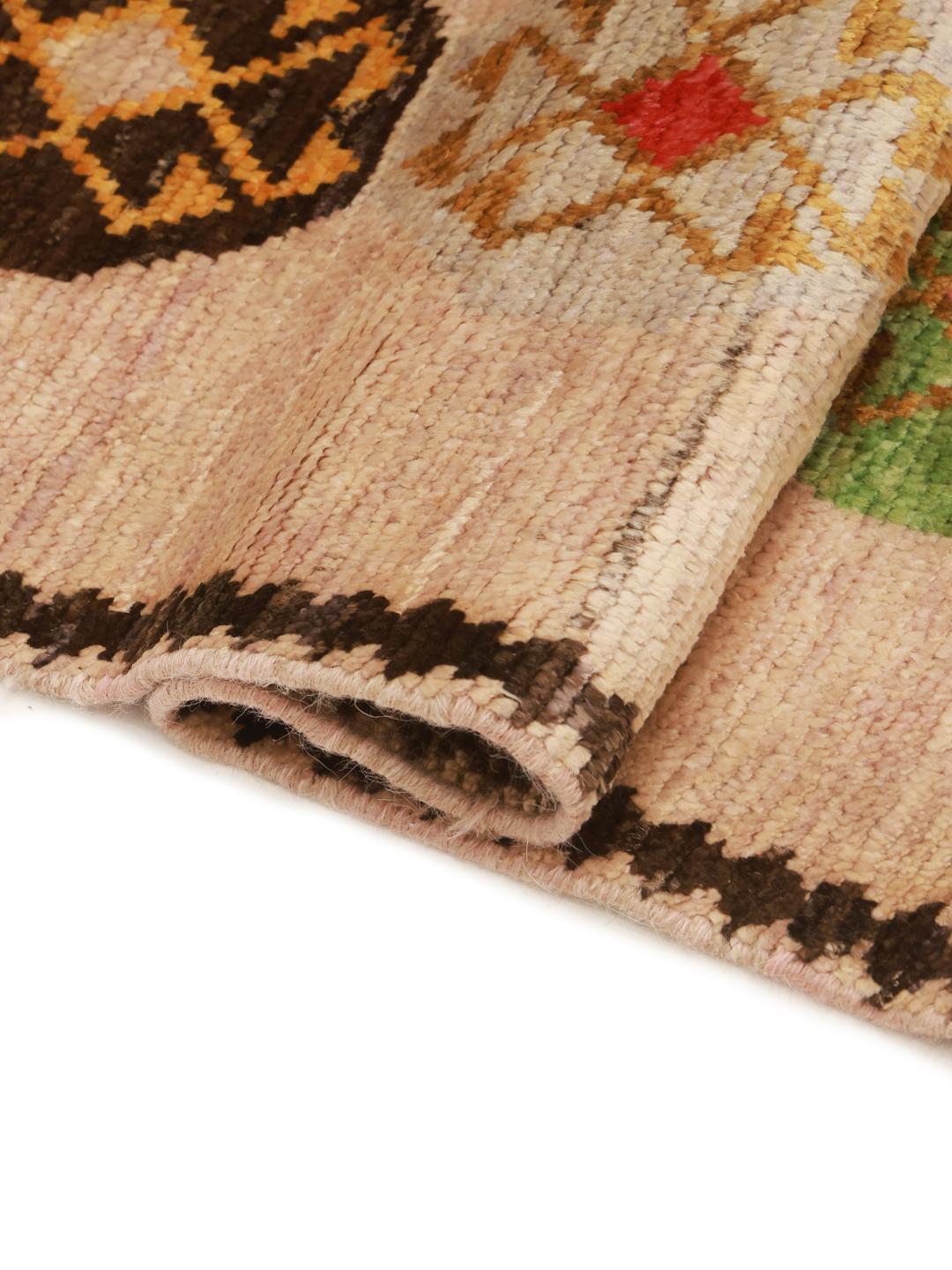 Handgeknoopt Afghaans tapijt met kleurrijke geometrische medaillons op een beige achtergrond