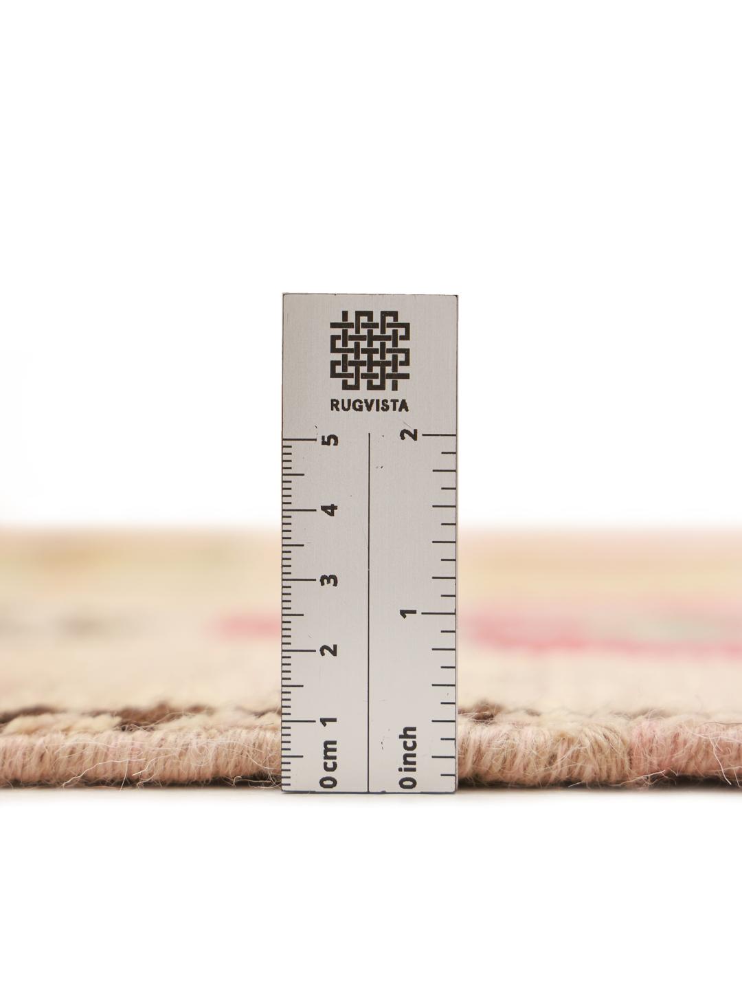 Handgeknoopt Afghaans tapijt met kleurrijke geometrische medaillons op een beige achtergrond